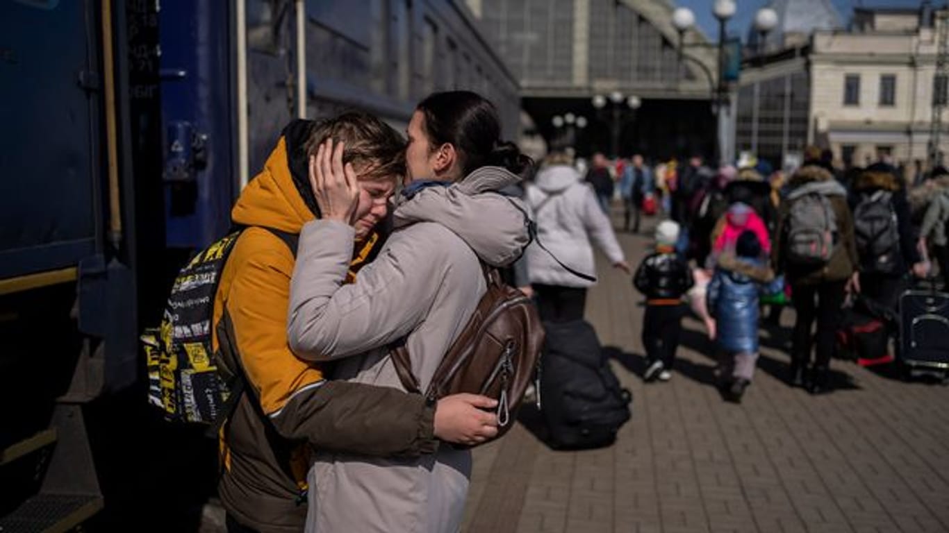 Eine Mutter umarmt in Lwiw ihren Sohn, der aus der belagerten Stadt Mariupol geflohen ist.