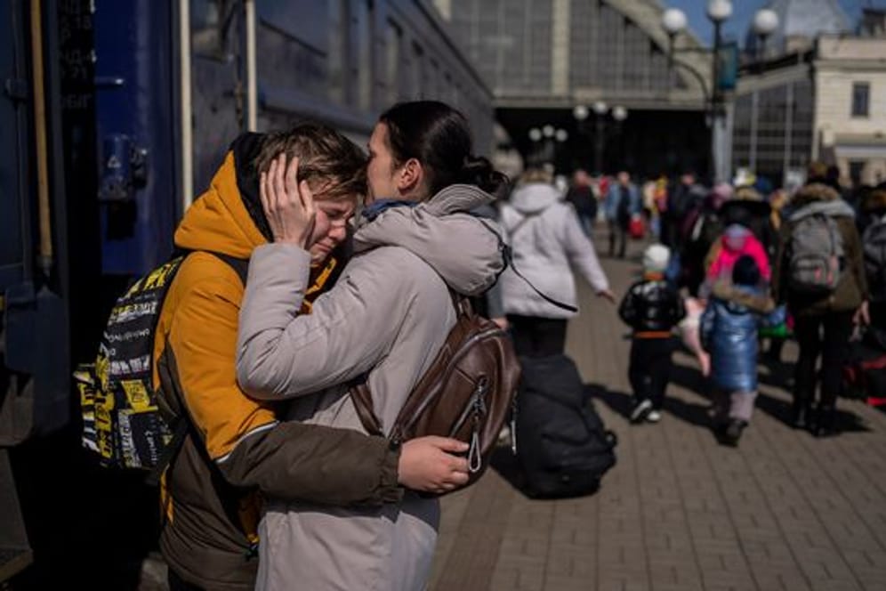 Eine Mutter umarmt in Lwiw ihren Sohn, der aus der belagerten Stadt Mariupol geflohen ist.