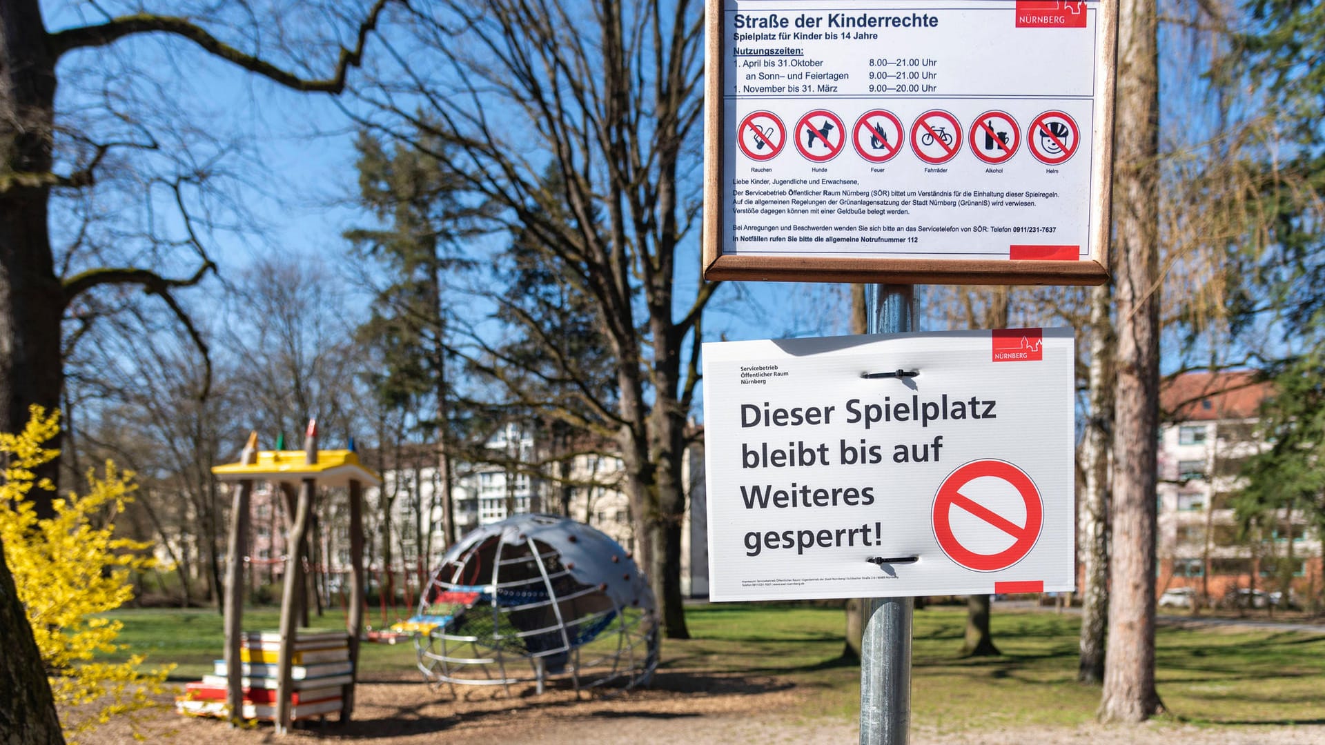 Wegen der Corona-Krise gesperrter Spielplatz: Im ersten Lockdown galten besonders strenge Regeln.