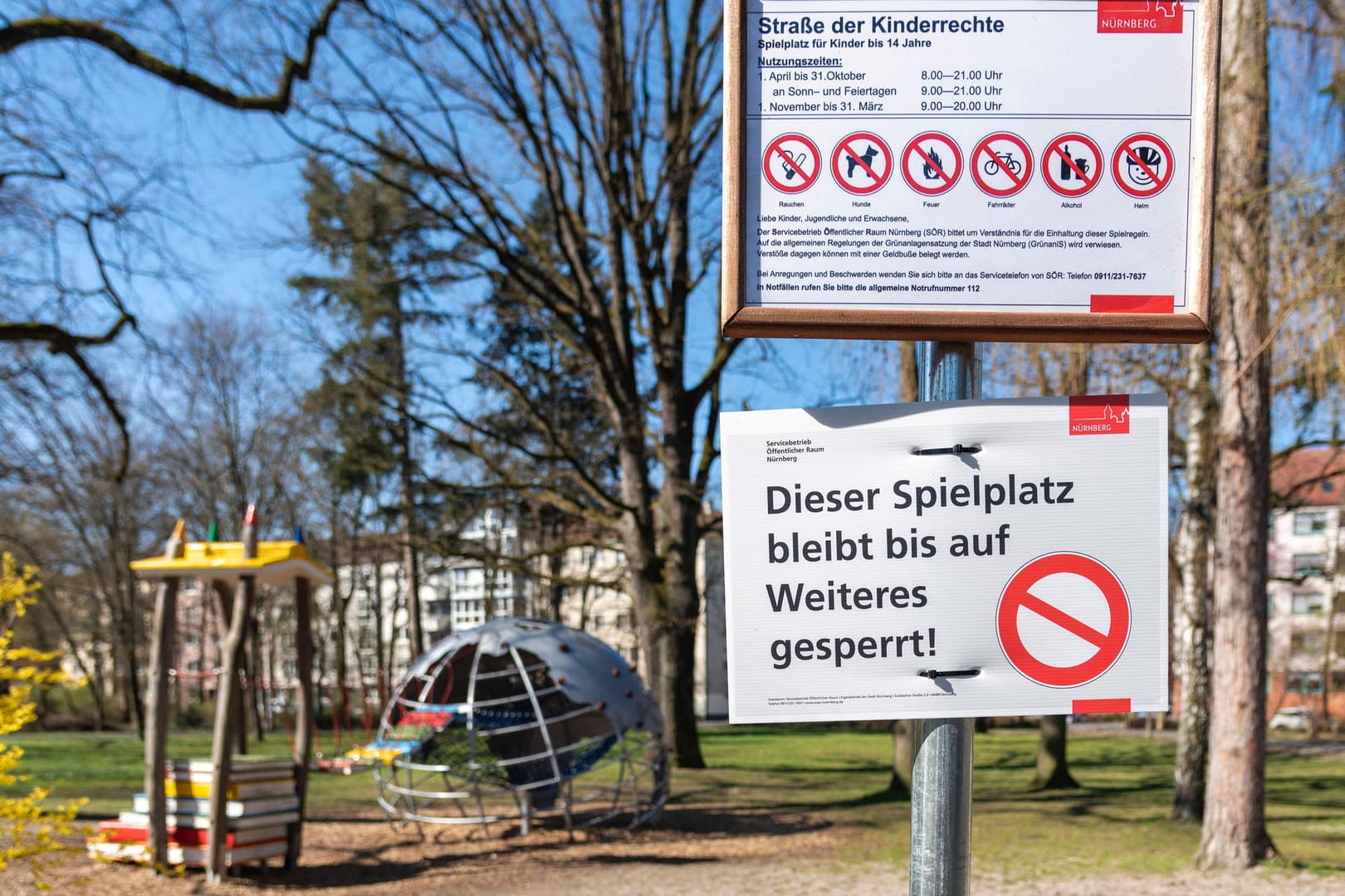 Wegen der Corona-Krise gesperrter Spielplatz: Im ersten Lockdown galten besonders strenge Regeln.