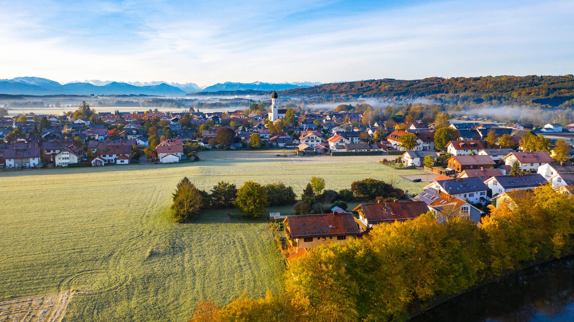 Geretsried und Loisach-Kanal im Süden Münchens (Archivbild): Ein Bauherr soll hier illegal drei Einfamilienhäuser gebaut und dann vermietet haben. Jetzt werden diese abgerissen.