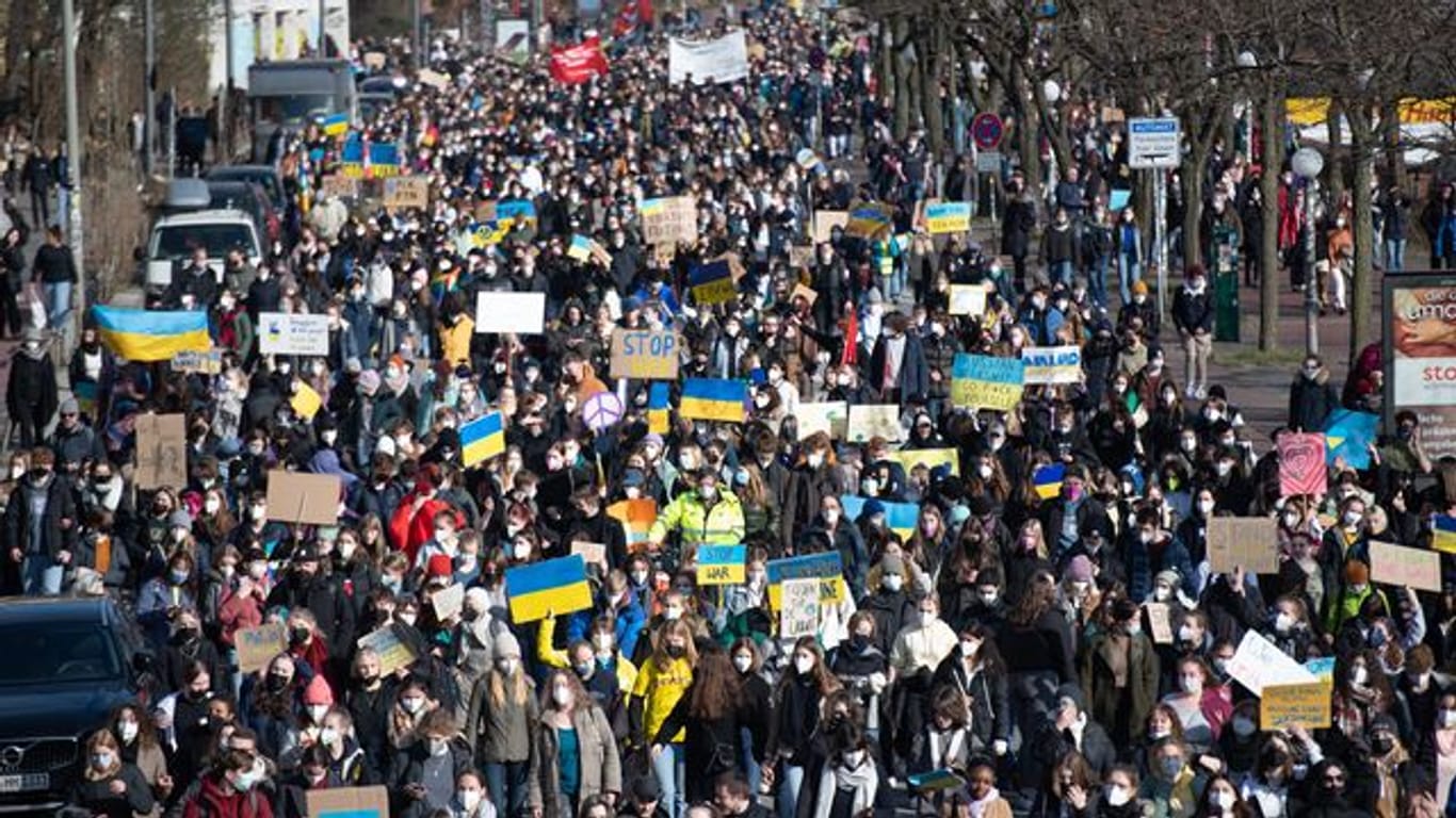 Zahlreiche Menschen nehmen an der Demonstration gegen den Ukraine-Krieg teil (Archivbild): Die Aktivisten fordern die Politik zu schnellen Lösungen auf.