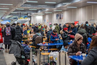 Erstversorgung von Geflüchteten auf einer Zwischenebene des Berliner Hauptbahnhofs. (Archivbild): Trotz der großen Hilfsbereitschaft bedarf es zunehmend mehr Koordination für Hilfsbedürftige.