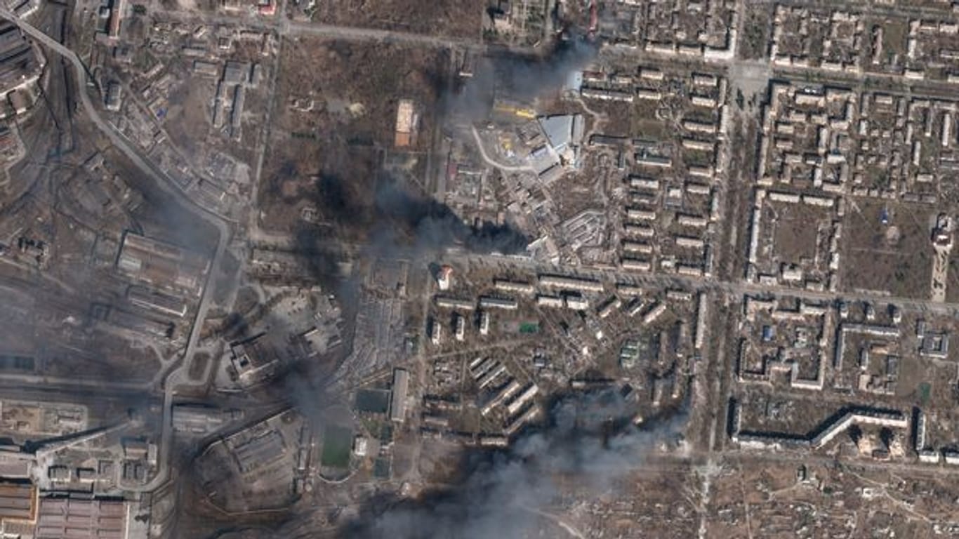 Ein Satellitenfoto vom Sonntag zeigt Brände in der von russischen Truppen eingkreisten Stadt Mariupol.