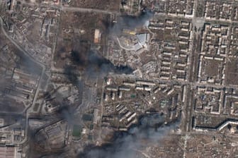 Ein Satellitenfoto vom Sonntag zeigt Brände in der von russischen Truppen eingkreisten Stadt Mariupol.