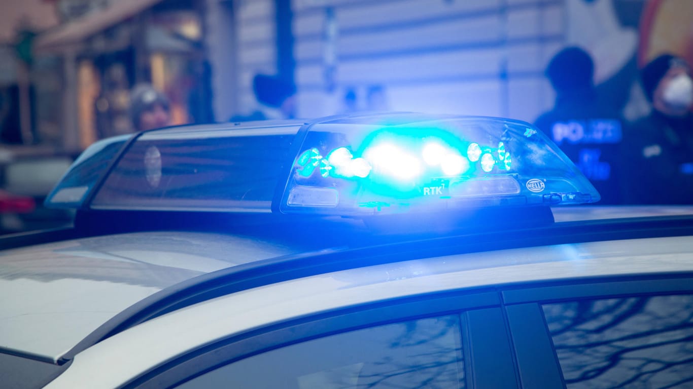 Polizeiwagen mit Blaulicht im Einsatz (Symbolbild): Ein 20-Jähriger in Frankfurt hat keine Lust auf eine Polizeikontrolle.