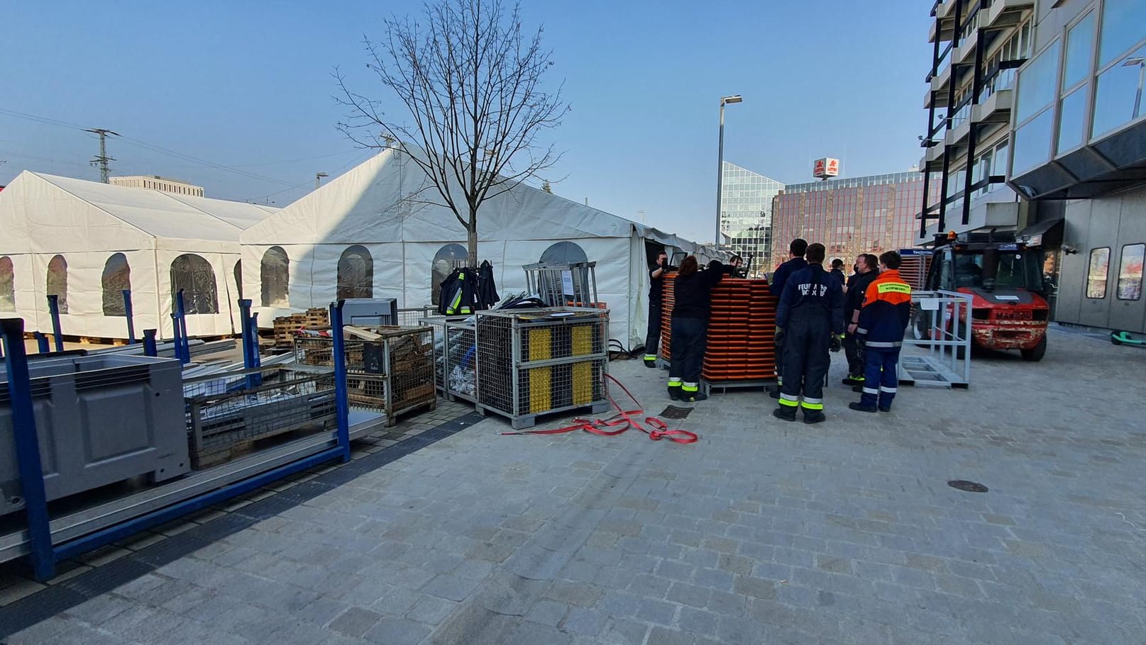 Zeltstadt hinter dem Hauptbahnhof in Nürnberg: Die Stadt bereitet sich auf einen möglichen Ansturm von Geflüchteten aus der Ukraine vor.