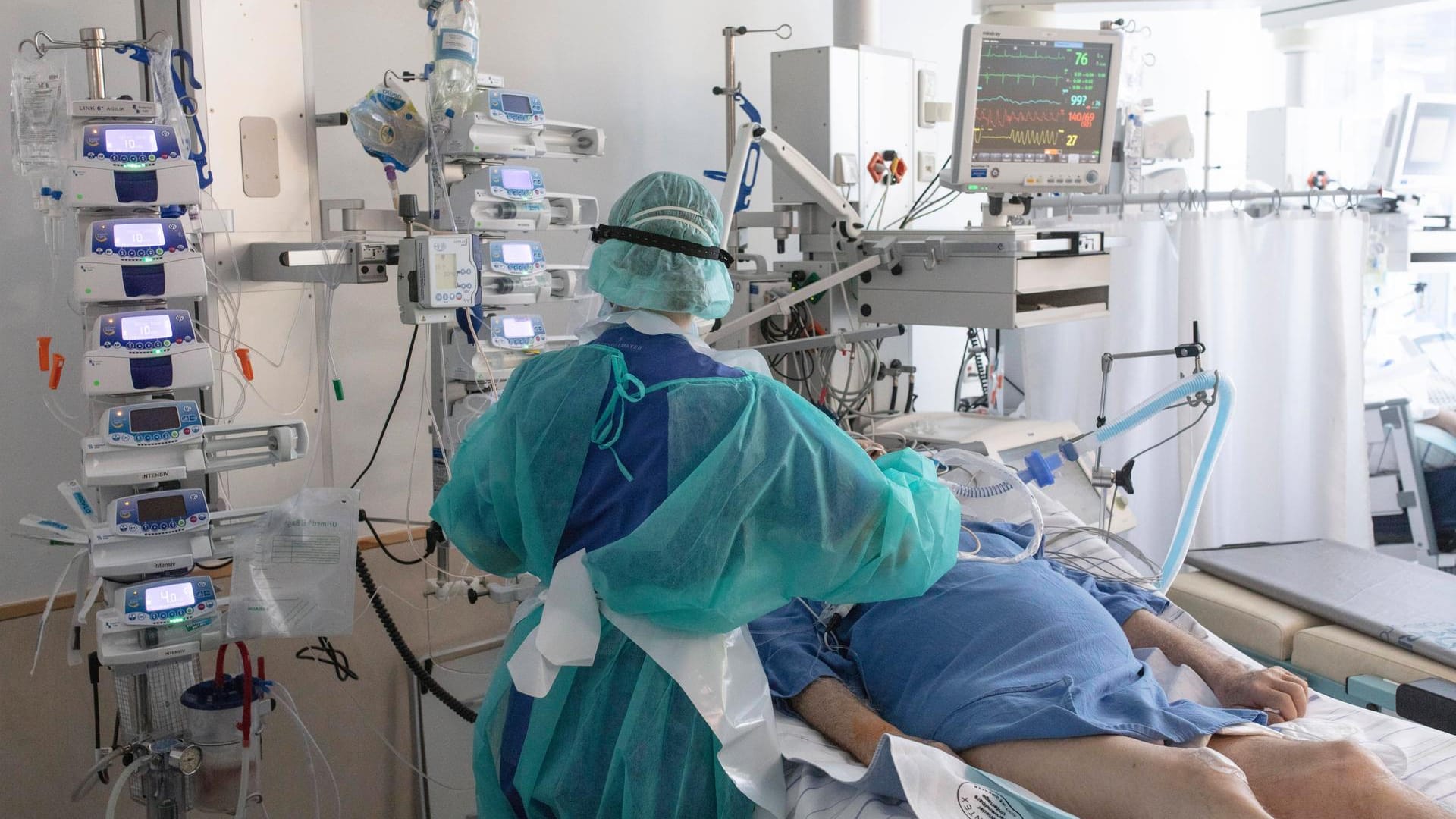 Behandlung eines Patienten auf der Intensivstation (Symbolbild): In München und dem restlichen Oberbayern gilt nun weiterhin, dass aufschiebbare stationäre Behandlungen ausgesetzt werden, um Kapazitäten für Corona-Patienten zu haben.