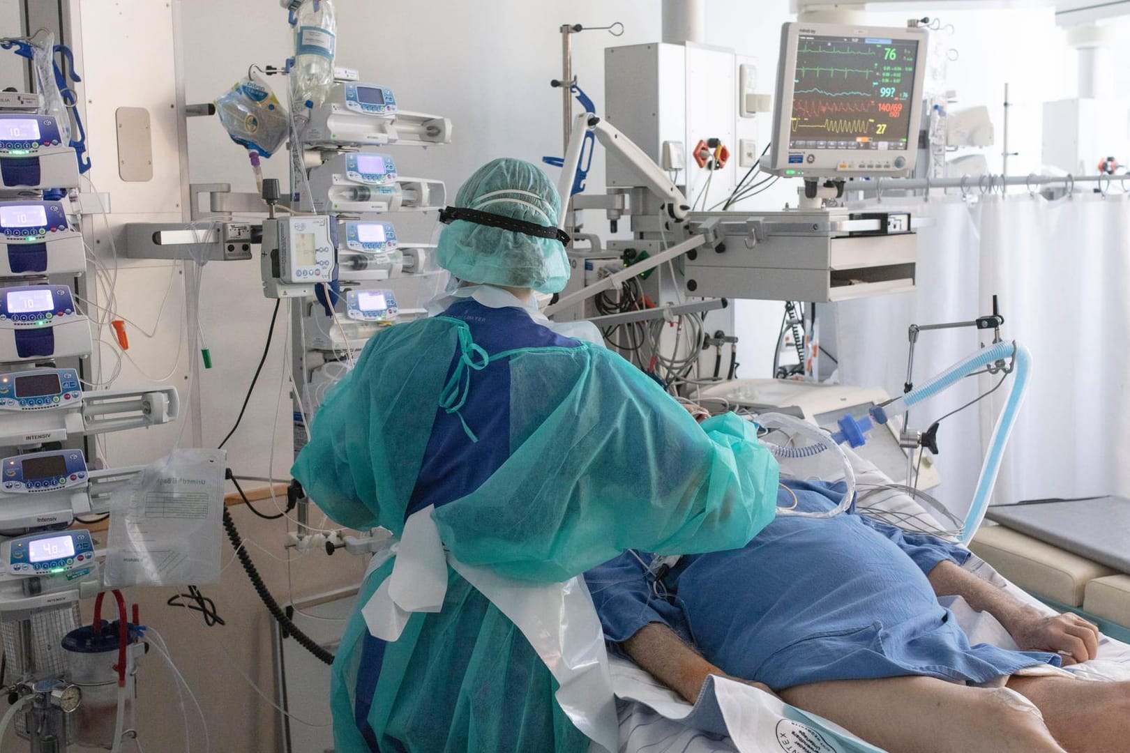 Behandlung eines Patienten auf der Intensivstation (Symbolbild): In München und dem restlichen Oberbayern gilt nun weiterhin, dass aufschiebbare stationäre Behandlungen ausgesetzt werden, um Kapazitäten für Corona-Patienten zu haben.