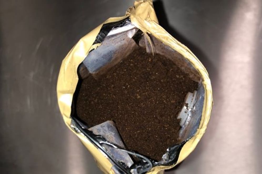Eine der Kaffeepulververpackungen mit schwarz gefärbtem Kokain wurde vom Zoll geöffnet.