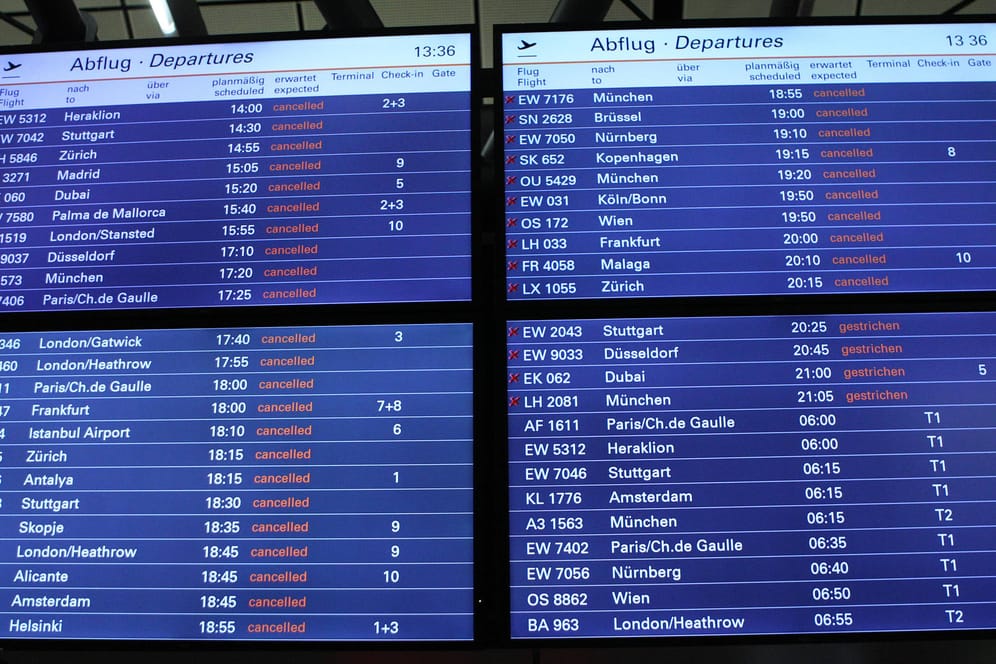 Eine Abflugtafel in der S-Bahnstation des Hamburger Flughafens zeigt ausgefallene Flüge an (Archivbild): Ein Anblick, auf den sich Fluggäste in der kommenden Woche einstellen sollten.