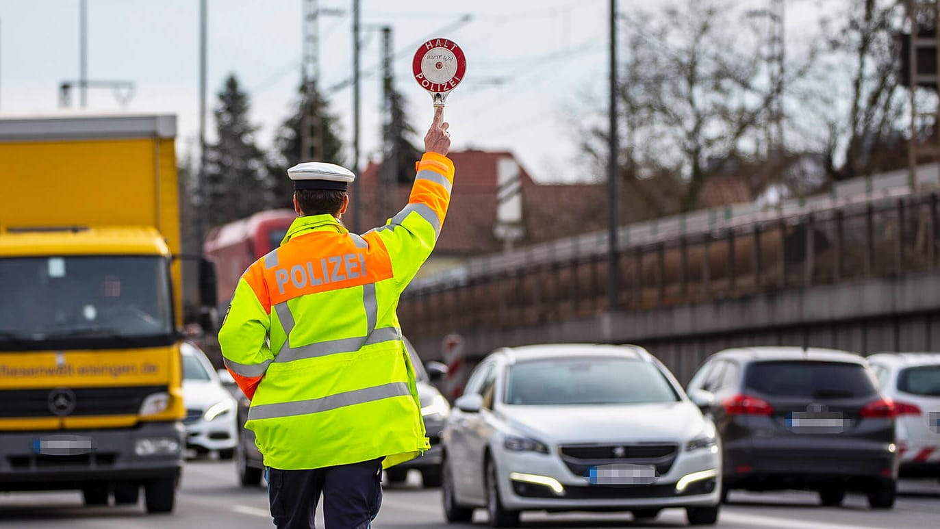 Verkehrskontrolle (Symbolbild): Die Polizistinnen waren zufällig Zeugen des Angriffs geworden.