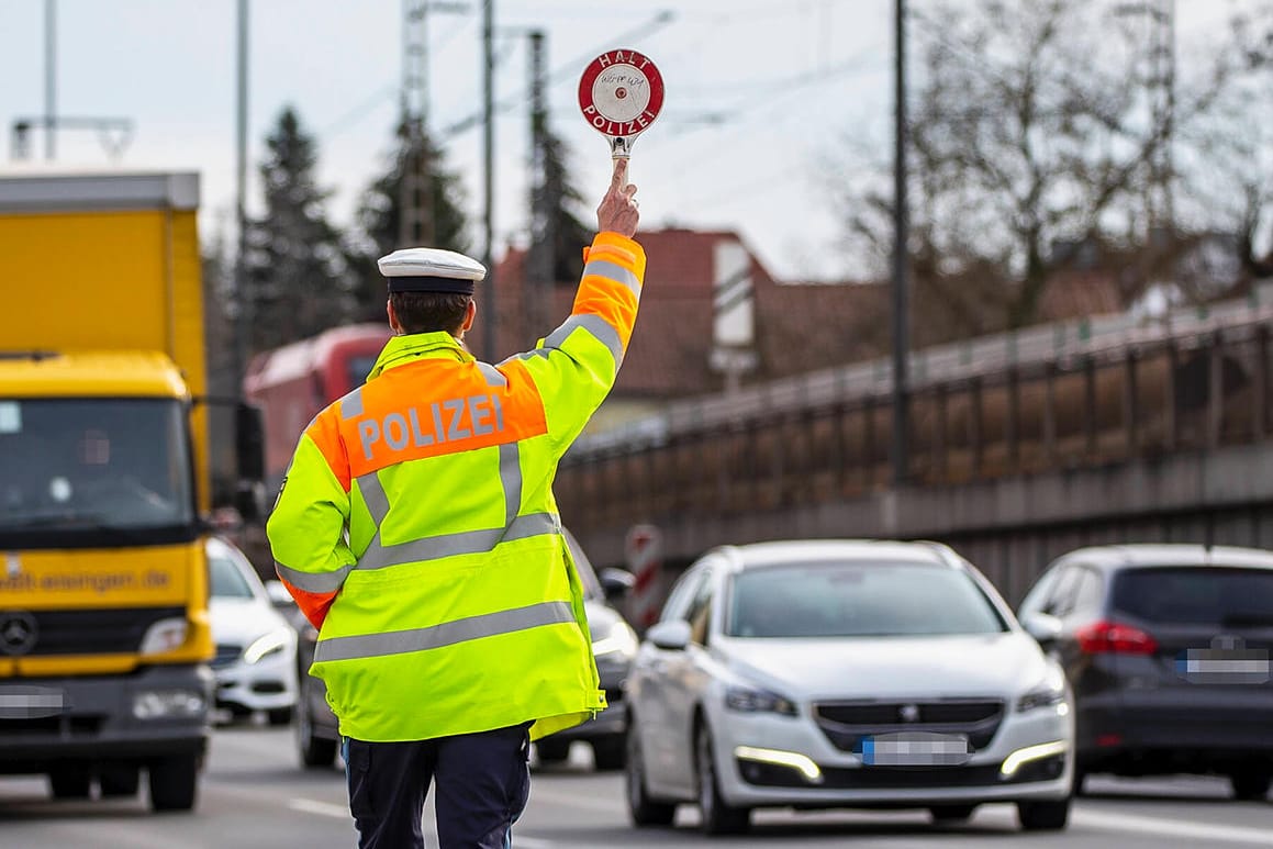 Verkehrskontrolle (Symbolbild): Die Polizistinnen waren zufällig Zeugen des Angriffs geworden.