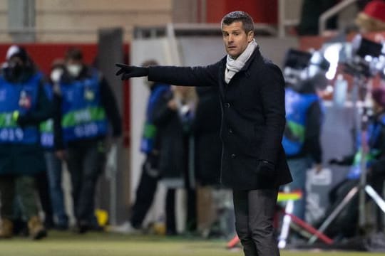 Der Cheftrainer der Fußballerinnen des FC Bayern München, Jens Scheuer, verfolgt ein Spiel seiner Mannschaft.