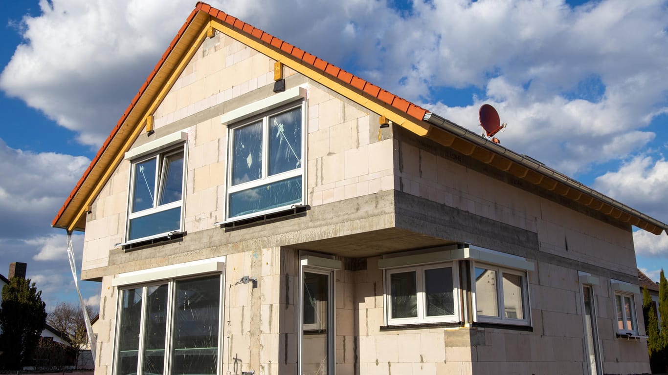 Ein Einfamilienhaus im Bau (Symbolfoto): In Sachsens zwei größten Städten kostet ein Einfamilienhaus durchschnittlich 500.000 Euro.