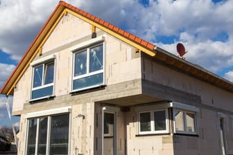 Ein Einfamilienhaus im Bau (Symbolfoto): In Sachsens zwei größten Städten kostet ein Einfamilienhaus durchschnittlich 500.000 Euro.