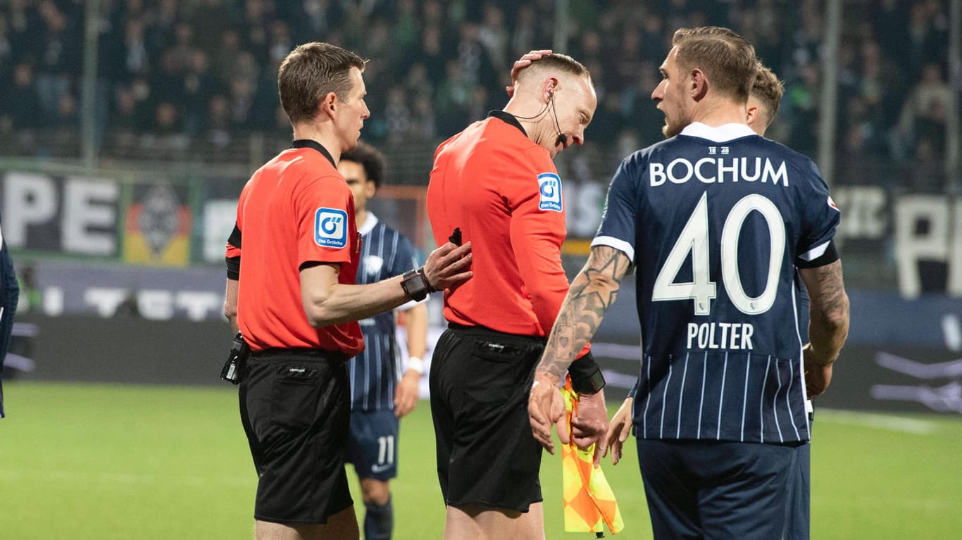 Spielabbruch: Nachdem Schiedsrichter Assistent Christian Gittelmann (M.) während der Partie Bochum gegen Gladbach von einem Becher am Kopf getroffen wurde, ging es auf dem Rasen nicht mehr weiter.