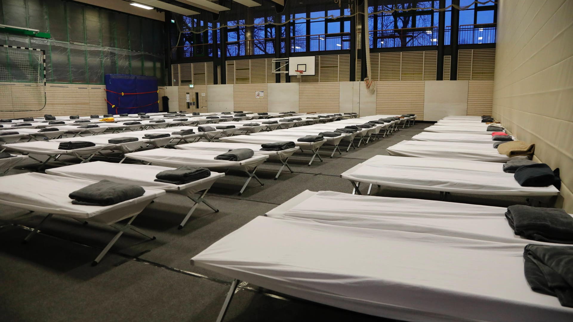 Eine umfunktionierte Sporthalle (Symbolbild): Hier können Geflüchtete temporär unterkommen. Eine umfunktionierte Sporthalle (Symbolbild): Hier können Geflüchtete temporär unterkommen.