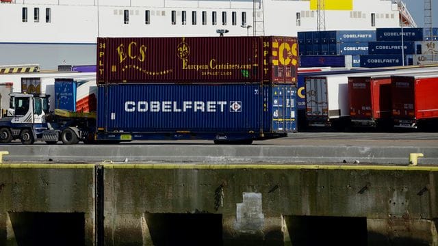 Container stehen im Hafen von Zeebrugge.