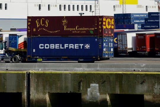 Container stehen im Hafen von Zeebrugge.