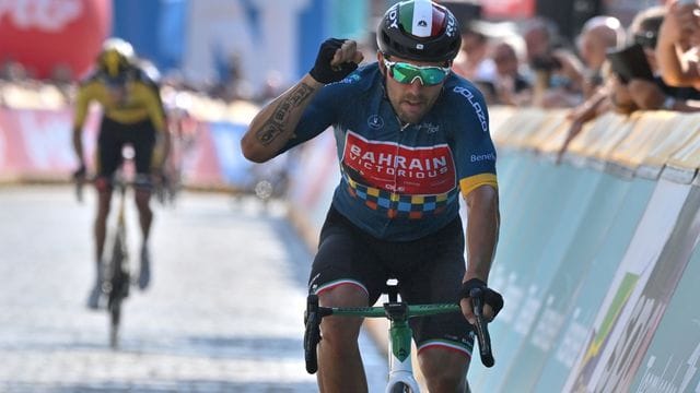 Der Italiener Sonny Colbrelli vom Team Bahrain Victorious ist im Zielraum der ersten Etappe der Katalonien-Rundfahrt zusammengebrochen.