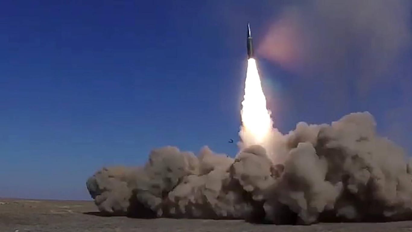 Eine Rakete wird während einer russischen Militärübung von einer mobilen Iskander-M-Raketenstation abgefeuert (Archivbild).