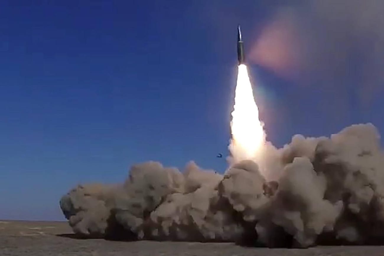 Eine Rakete wird während einer russischen Militärübung von einer mobilen Iskander-M-Raketenstation abgefeuert (Archivbild).