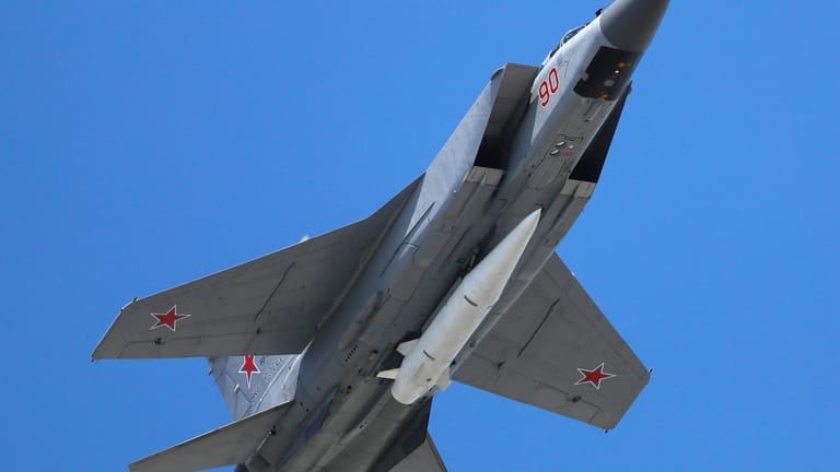Ein Mikoyan MiG-31 Abfangjäger der russischen Luftwaffe. Von solch einem Flugzeug soll die Hyperschallrakete "Kinschal" abgefeuert worden sein.
