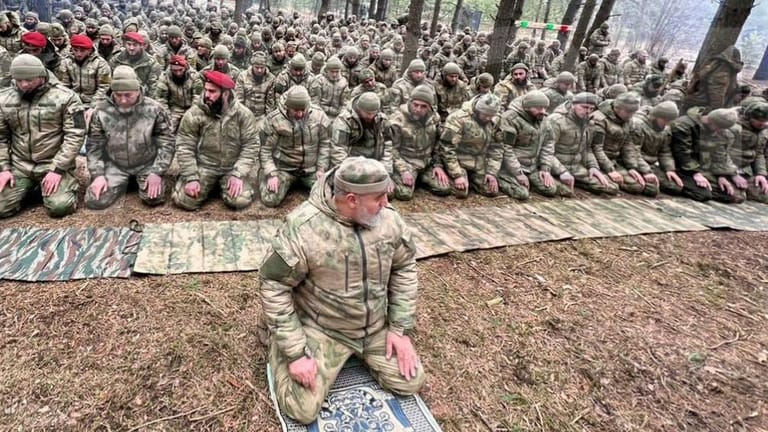 Bereit zum Gebet: Muslimische Kämpfer aus Tschetschenien zu Beginn ihres Einsatzes in der Ukraine auf einem Foto, das auf Telegram verbreitet wurde.