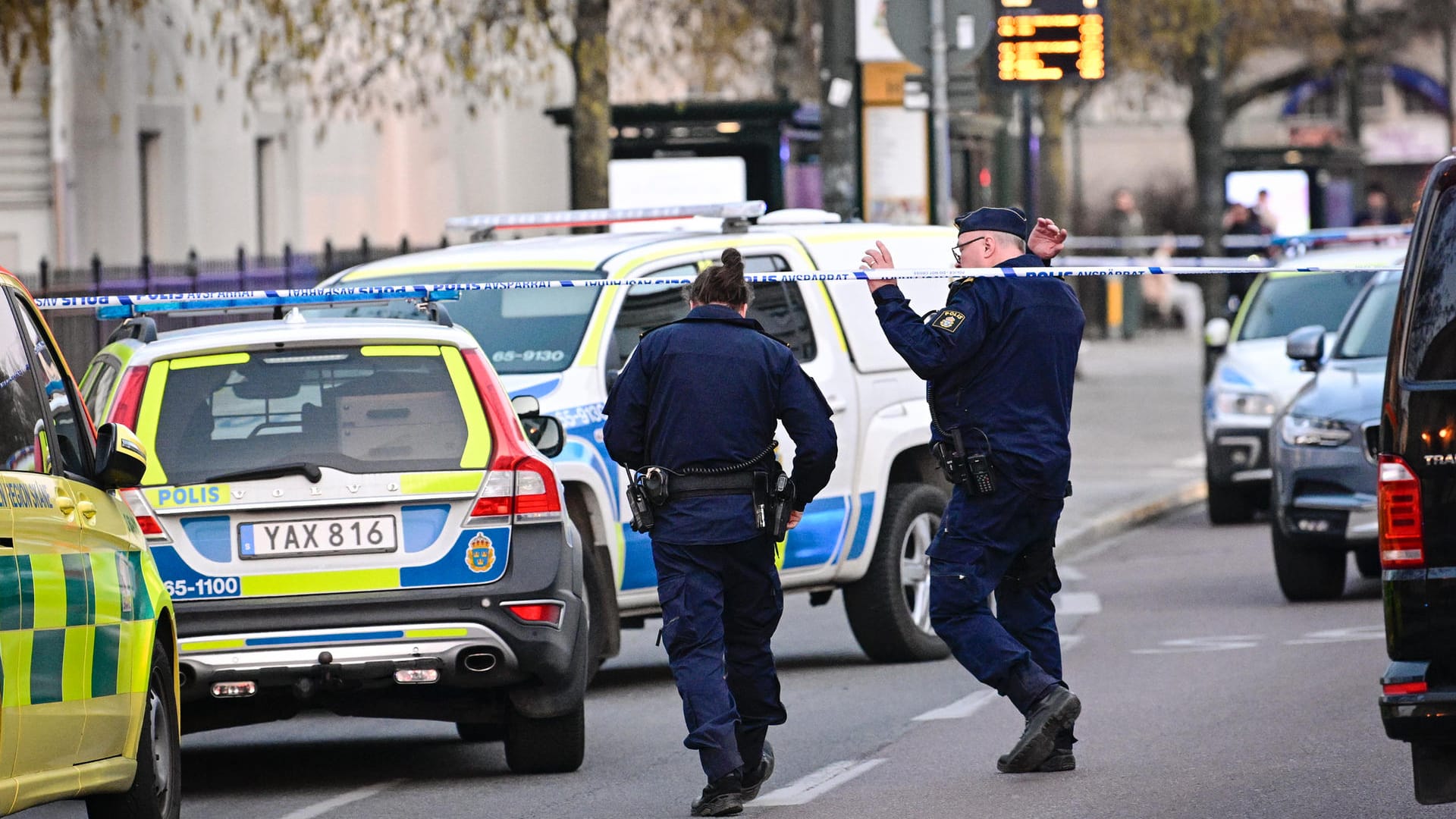 Zwei Polizisten in Malmö: Bei einer Gewalttat in einer Schule starben zwei Frauen.