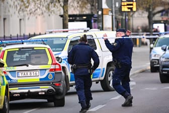 Zwei Polizisten in Malmö: Bei einer Gewalttat in einer Schule starben zwei Frauen.