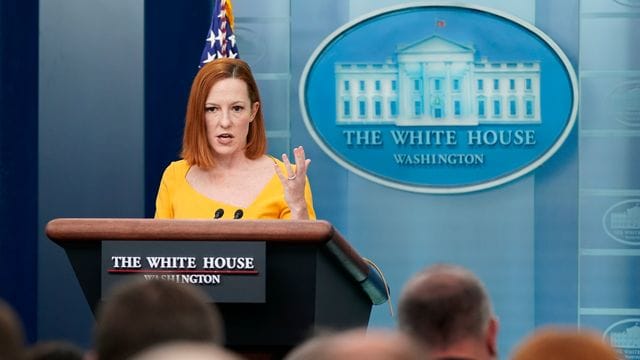 Jen Psaki, Pressesprecherin des Weißen Hauses, spricht mit Journalisten.