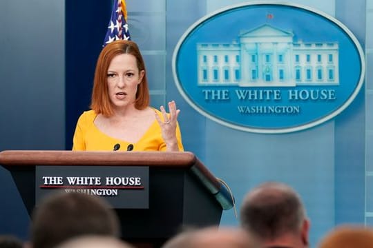 Jen Psaki, Pressesprecherin des Weißen Hauses, spricht mit Journalisten.