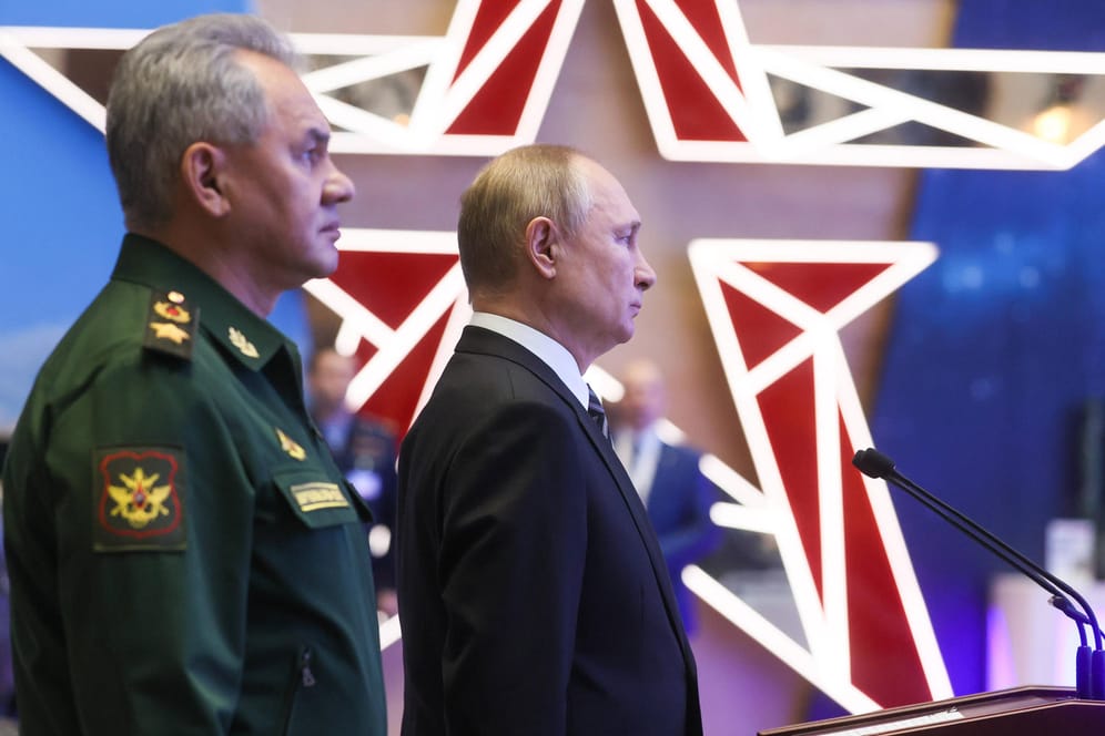 Russlands Präsident Wladimir Putin mit Verteidigungsminister Sergei Shoigu: Moskau muss bei seinem Angriffskrieg gegen die Ukraine große Verluste hinnehmen.