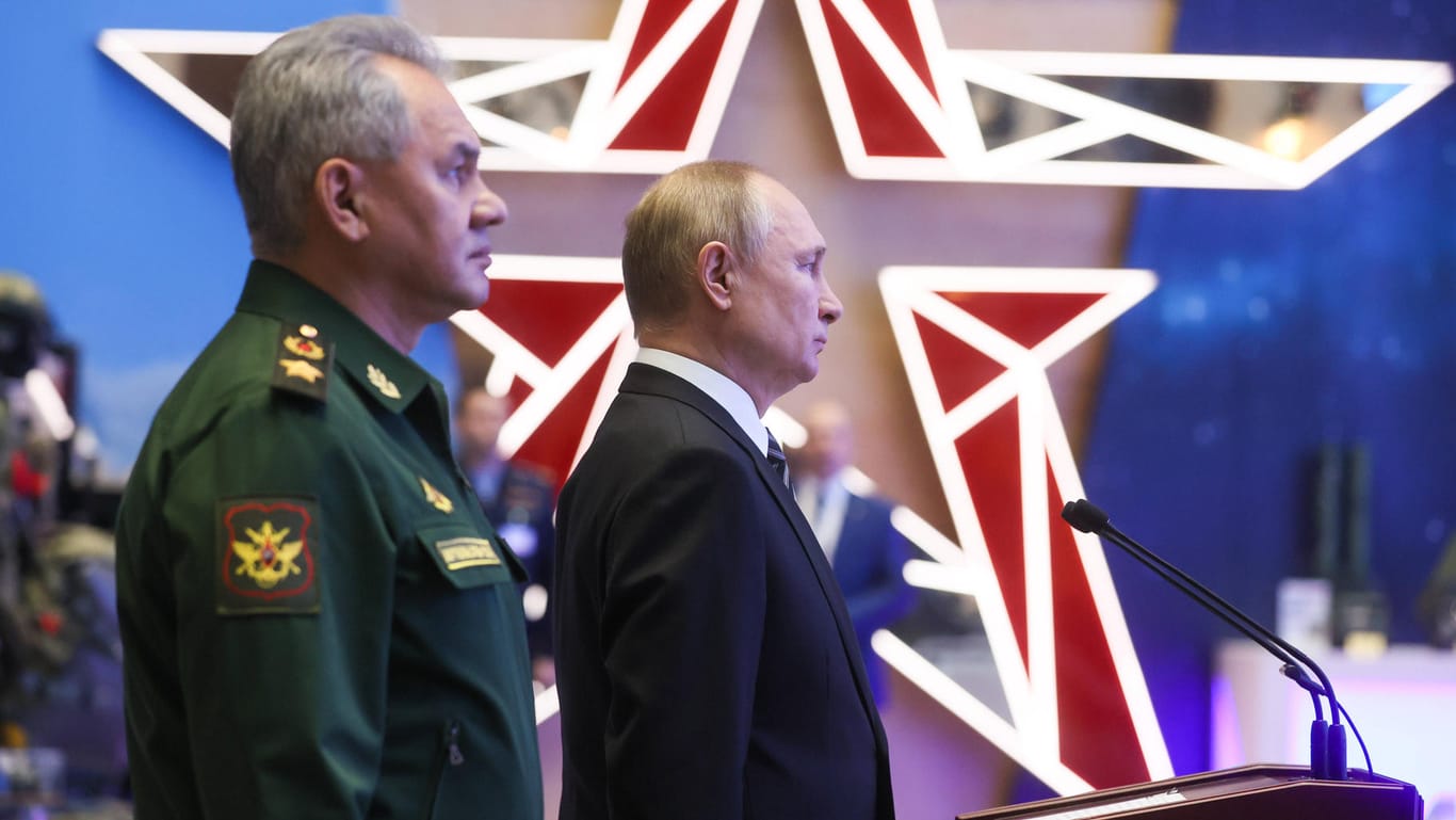 Russlands Präsident Wladimir Putin mit Verteidigungsminister Sergei Shoigu: Moskau muss bei seinem Angriffskrieg gegen die Ukraine große Verluste hinnehmen.