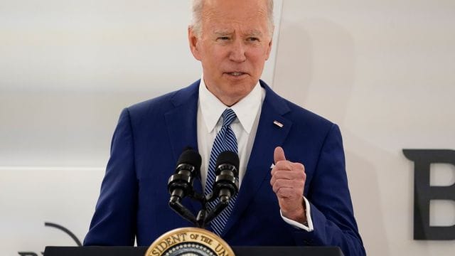 US-Präsident Joe Biden hat mit Blick auf den Ukraine-Krieg Befürchtungen über russische Cyberangriffen in den USA und dem Einsatz von Chemie- und Biowaffen in der Ukraine geäußert.