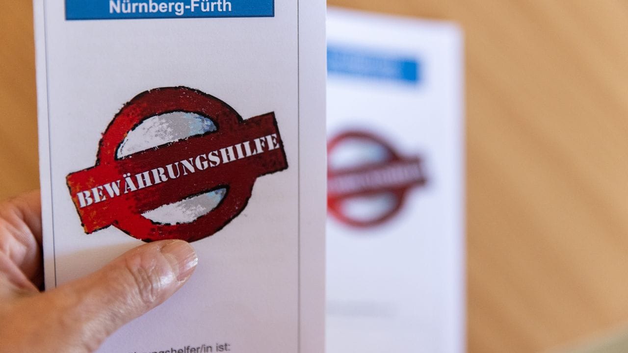 Wer hauptamtlich in der Bewährungshilfe arbeiten möchte, braucht viel Empathie und eine hohe Frusttoleranz. Wer hauptamtlich in der Bewährungshilfe arbeiten möchte, braucht viel Empathie und eine hohe Frusttoleranz.