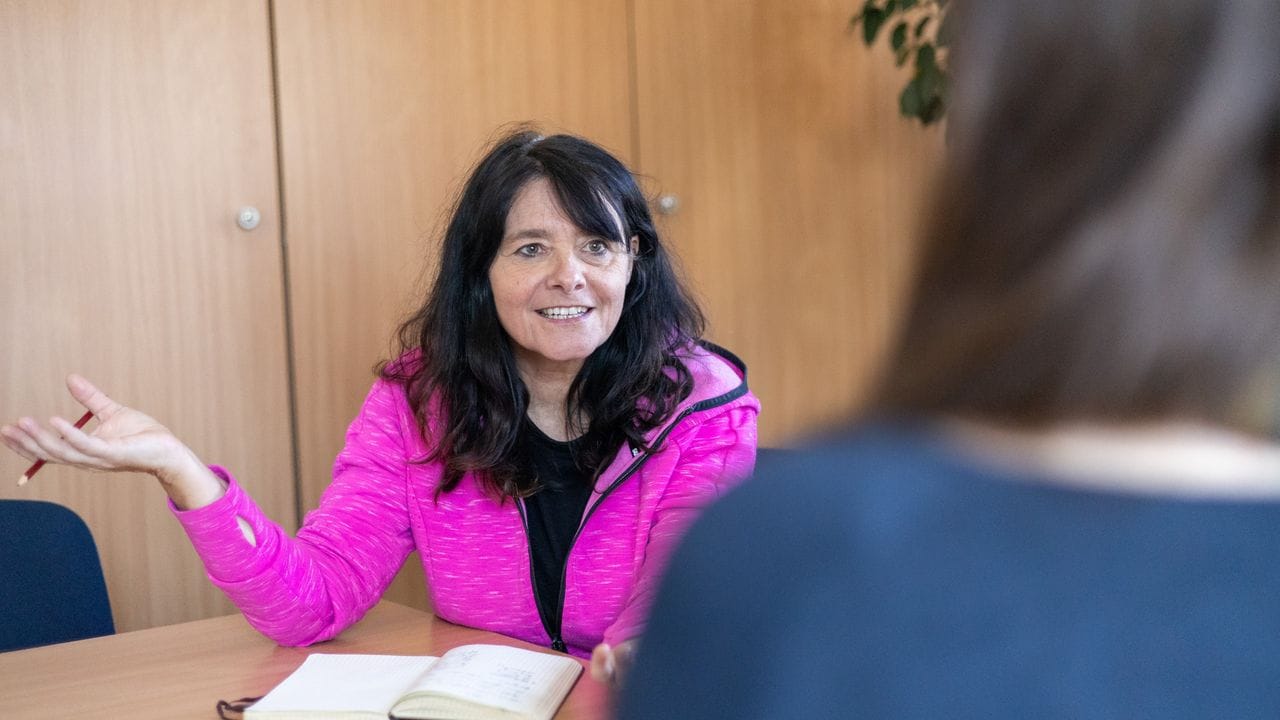Bewährungshelferin Daniela Maasch-Krause verbringt den Großteil ihres Arbeitstags mit Gesprächen. Bewährungshelferin Daniela Maasch-Krause verbringt den Großteil ihres Arbeitstags mit Gesprächen.