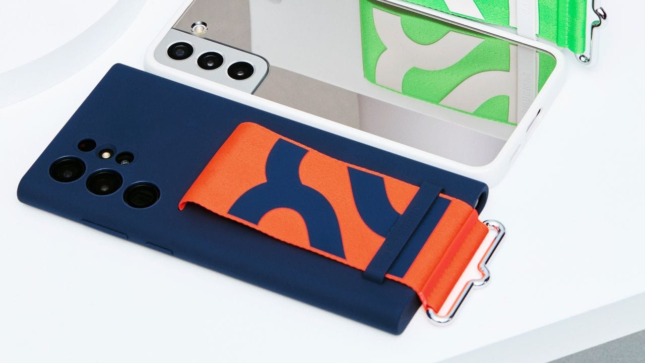 Das Samsung Galaxy S22 Ultra (vorne) ist Samsungs aktuelles Spitzenmodell. Das Samsung Galaxy S22 Ultra (vorne) ist Samsungs aktuelles Spitzenmodell.