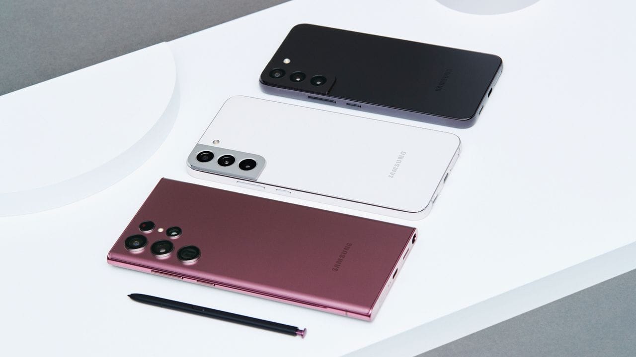 Das Samsung Galaxy S22 Ultra (unten) neben seinen kleineren Geschwistern S22+ (Mitte) und S22 (oben). Das Samsung Galaxy S22 Ultra (unten) neben seinen kleineren Geschwistern S22+ (Mitte) und S22 (oben).