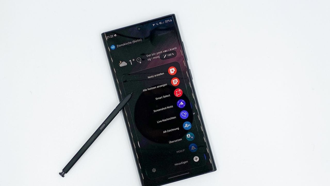 Zieht man den S-Pen aus dem Gehäuse des Samsung Galaxy S22 Ultra öffnet sich sofort ein umfangreiches Menü. Zieht man den S-Pen aus dem Gehäuse des Samsung Galaxy S22 Ultra öffnet sich sofort ein umfangreiches Menü.