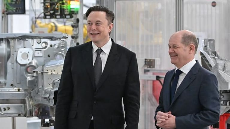 Bundeskanzler Olaf Scholz und Tesla-Chef Elon Musk bei der Eröffnung der Tesla-Fabrik Berlin Brandenburg.