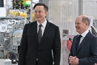 Bundeskanzler Olaf Scholz und Tesla-Chef Elon Musk bei der Eröffnung der Tesla-Fabrik Berlin Brandenburg.