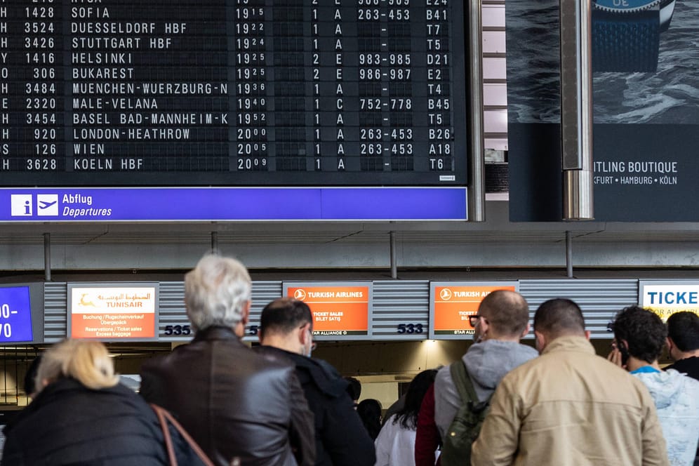 Verdi ruft zu einem Warnstreik des Sicherheitspersonals auf: Auch am Flughafen in Frankfurt am Main werden große Einschränkungen erwartet.
