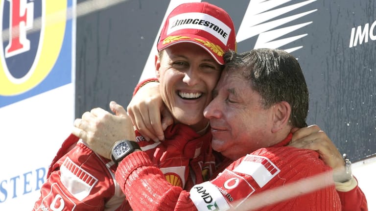 Michael Schumacher und Jean Todt (r.): Der frühere mehrmalige Formel1-Weltmeister und damalige Ferrari-Teamchef beim Sieg von Schumi in Imola 2006.