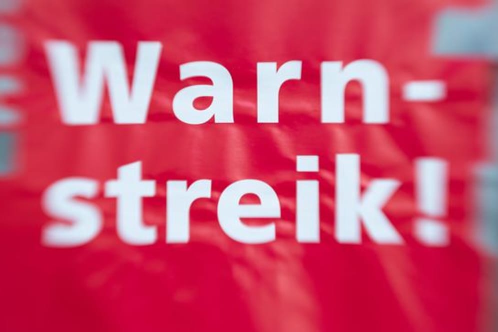 "Warnstreik!" steht auf einem Schild (Symbolbild): An mehreren deutschen Flughäfen haben Mitarbeitende die Arbeit niedergelegt.