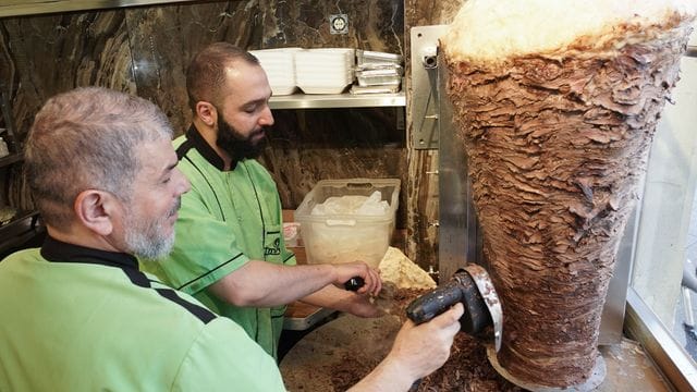 Halit (l) und Halip vom Imren Grill in Berlin bereiten einen Döner zu. Halit (l) und Halip vom Imren Grill in Berlin bereiten einen Döner zu.