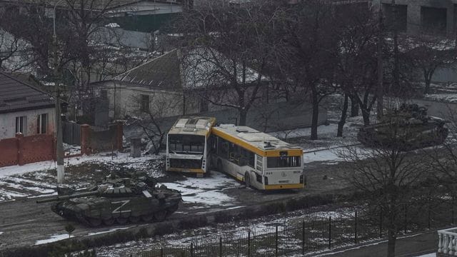 Das russische Militär kennzeichnet seine Fahrzeuge mit einem "Z" - das Symbol für die Operation in der Ukraine, wie der Kreml die Invasion in das Nachbarland bezeichnet. Das russische Militär kennzeichnet seine Fahrzeuge mit einem "Z" - das Symbol für die Operation in der Ukraine, wie der Kreml die Invasion in das Nachbarland bezeichnet.