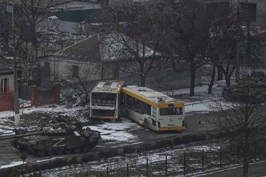 Das russische Militär kennzeichnet seine Fahrzeuge mit einem "Z" - das Symbol für die Operation in der Ukraine, wie der Kreml die Invasion in das Nachbarland bezeichnet.