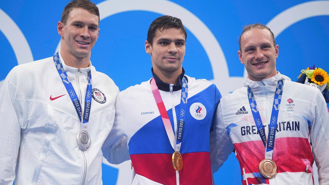 Rylow (Mitte), Ryan Murphy (l.) und Luke Greenbank: Die Medaillengewinner über die 200 Meter Rücken in Tokio.